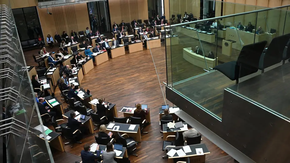 Deutschland startet mit 100 Milliarden Euro massive Investitionen in erneuerbare Energien, um Wirtschaft und Klimaziele gleichzeitig voranzutreiben.